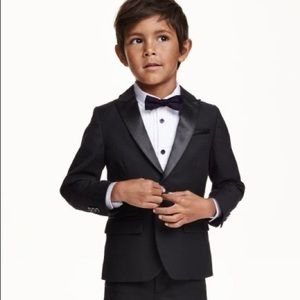 NWOT H&M Boys Tuxedo and shirt, size 152 (11-12)